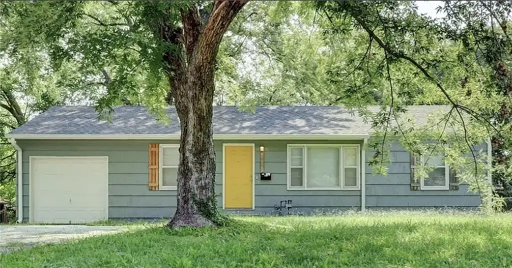 10109 Hillcrest Road, Kansas City, MO 64134 - #1
