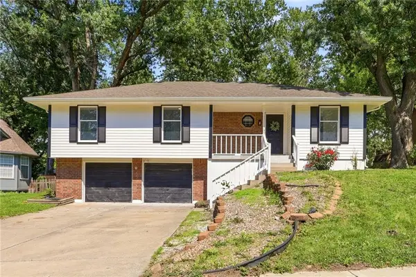 2424 NW Leann Drive, Blue Springs, MO 64014
