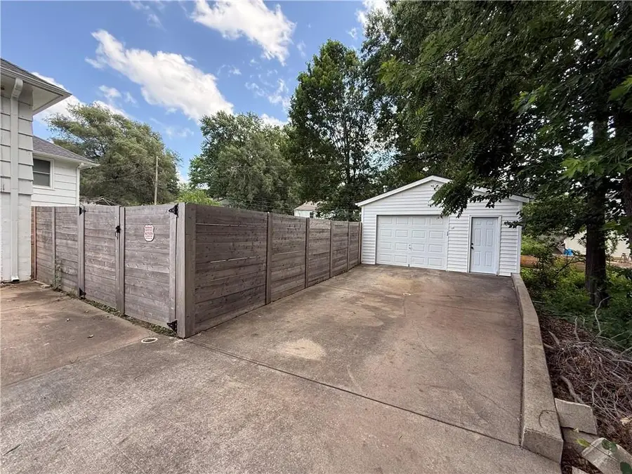 11805 E 48th Street, Kansas City, MO 64133 - #3