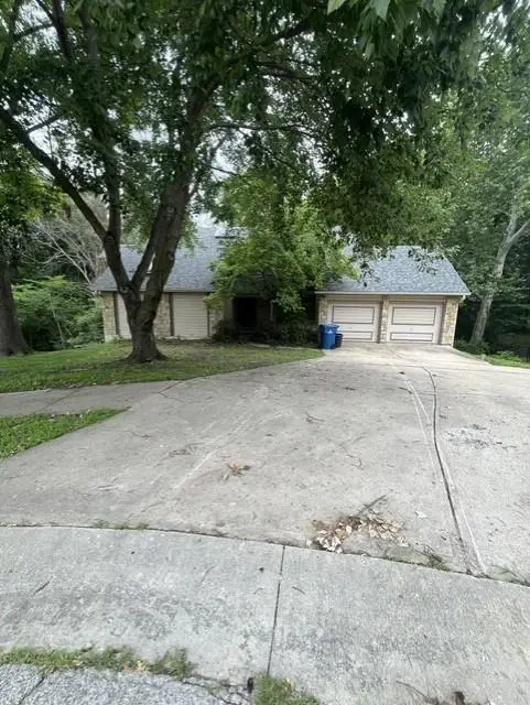4440 NW Wildwood Drive, Kansas City, MO 64116