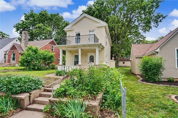 907 N Broadway Street, Leavenworth, KS 66048