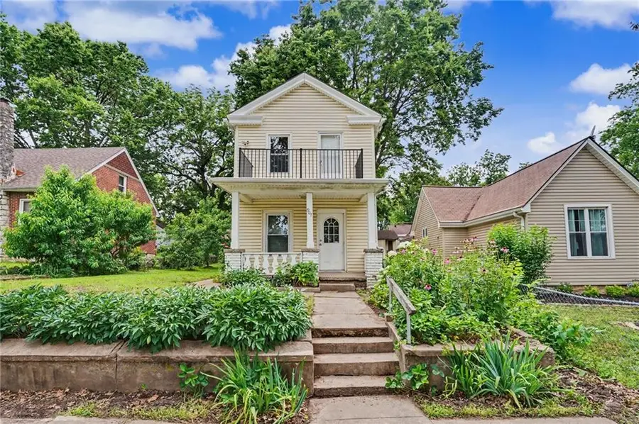 907 N Broadway Street, Leavenworth, KS 66048 - #2