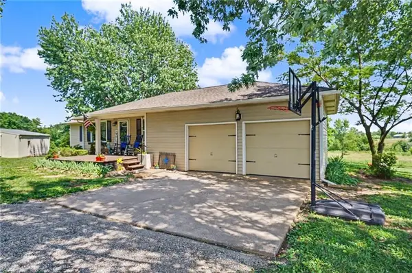 1748 E 800th Road, Lawrence, KS 66049