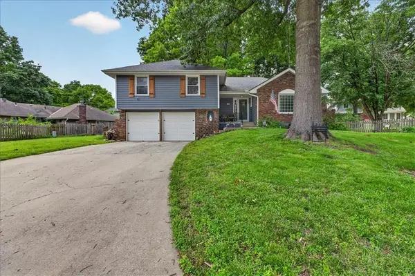 213 NE Country Lane Court, Lee's Summit, MO 64086
