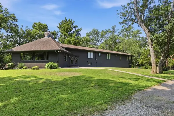 19260 S Hedge Lane, Spring Hill, KS 66083