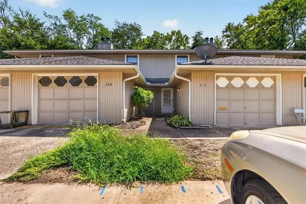 210 NW Nottingham Drive, Blue Springs, MO 64014