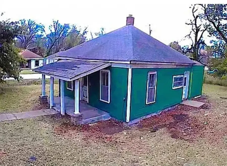 939 S Wyandotte Avenue, Baxter Springs, KS 66713 - #2