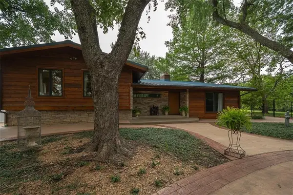 364 E 1600 Road, Baldwin City, KS 66006