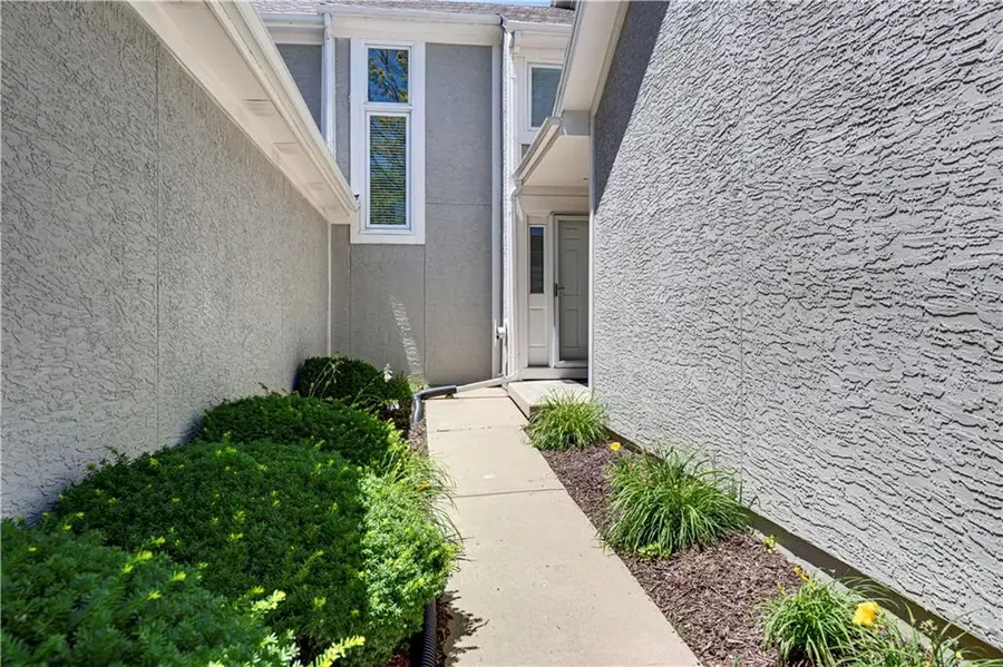 5852 Park Circle, Shawnee, KS 66216 - #3