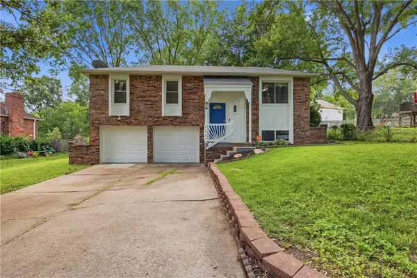916 NW Berkshire Drive, Blue Springs, MO 64015