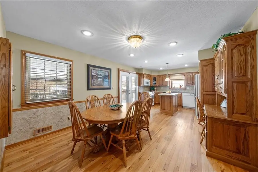 915 W 85th Street, Kansas City, MO 64114 - #2