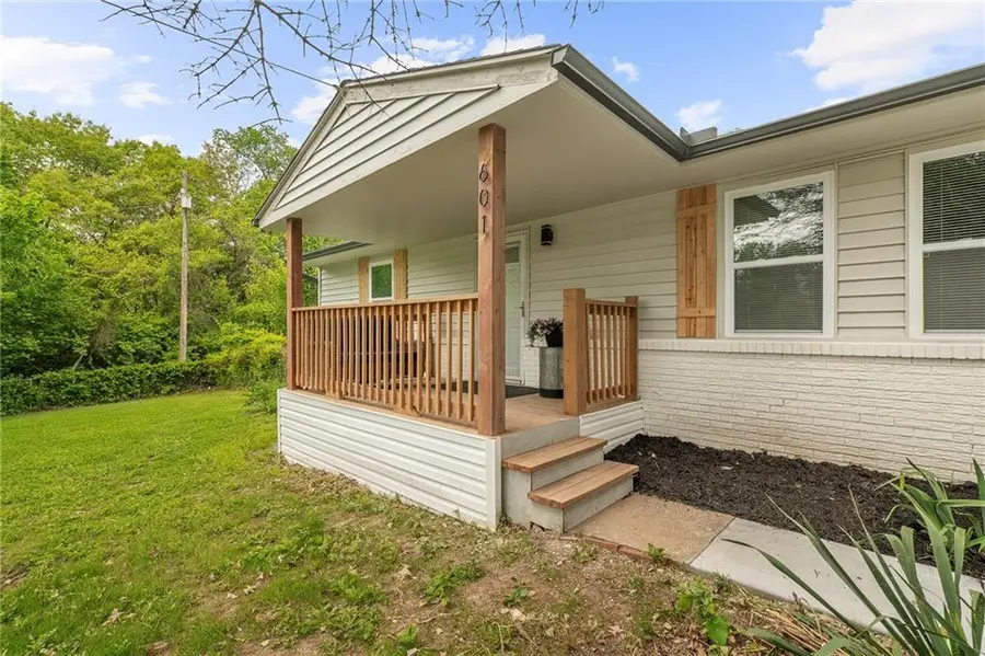 601 E Eisenhower Road, Lansing, KS 66043 - #2