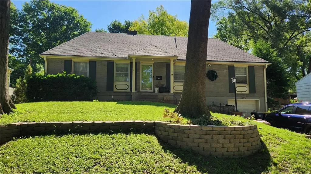 4925 NE Sherwood Drive, Kansas City, MO 64119 - #1