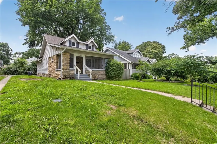 2211 E 68th Terrace, Kansas City, MO 64132 - #2
