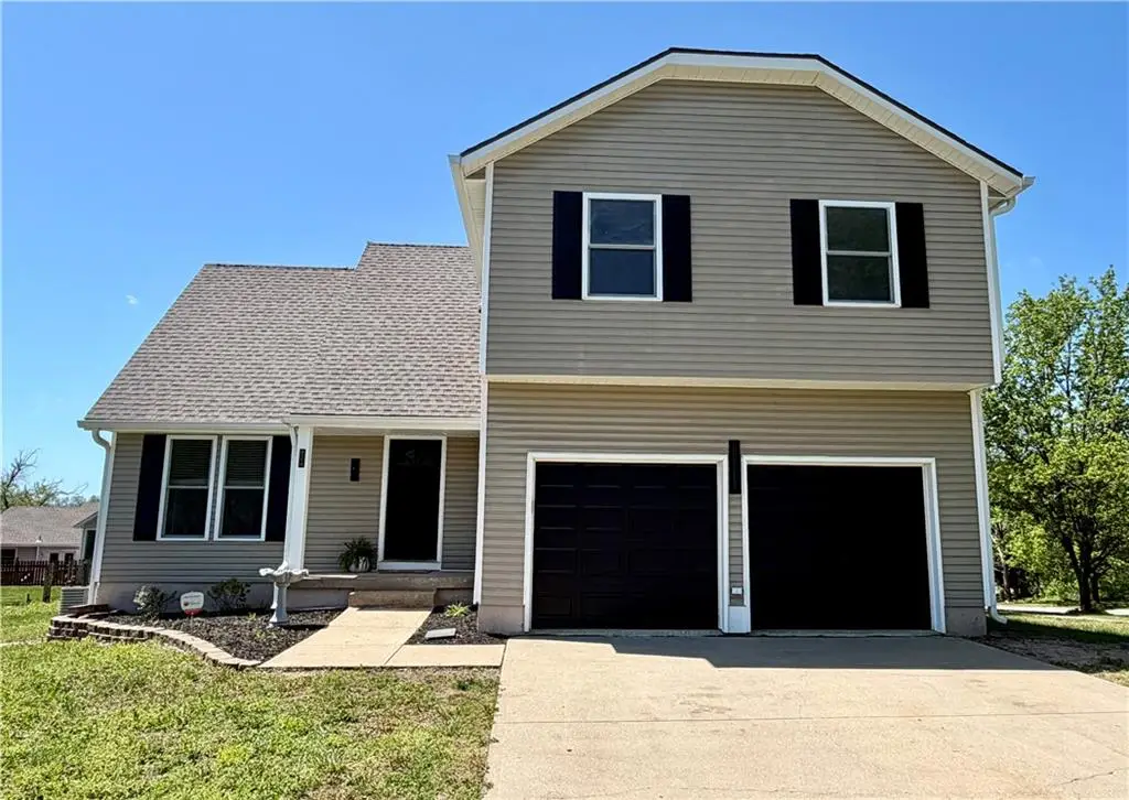 824 S Elk Lane, Bonner Springs, KS 66012 - #1