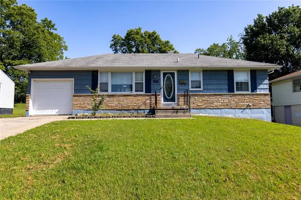 3816 E 72nd Terrace, Kansas City, MO 64132 - #1