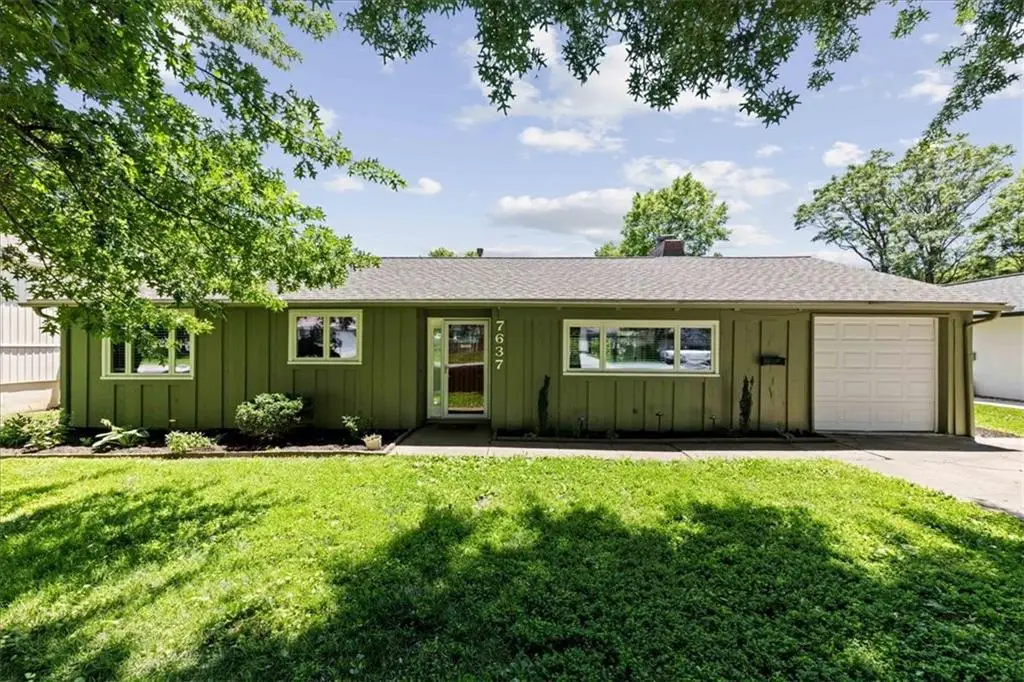 7637 Colonial Drive, Prairie Village, KS 66208 - #1