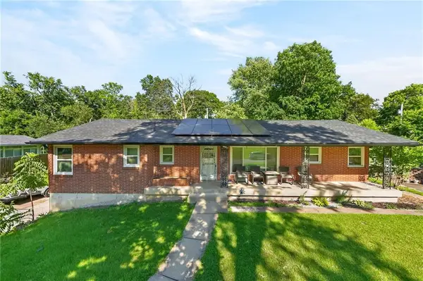 6157 NE Meadowlane Circle, Oakwood Park, MO 64118
