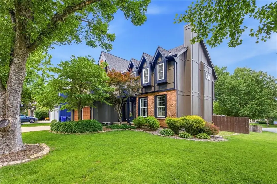 11941 S Cottonwood Drive, Olathe, KS 66062 - #2
