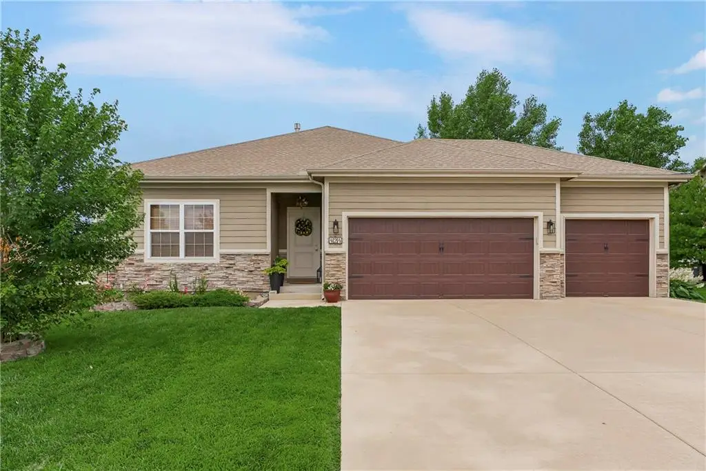 424 E Pawnee Lane, Gardner, KS 66030 - #1