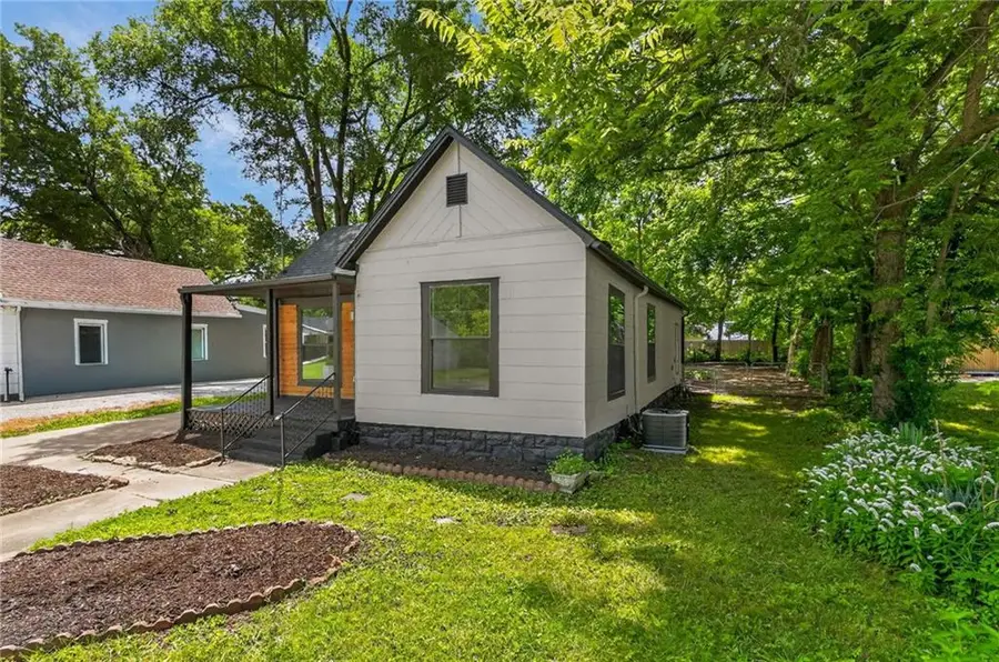 313 W Poplar Street, Olathe, KS 66061 - #3