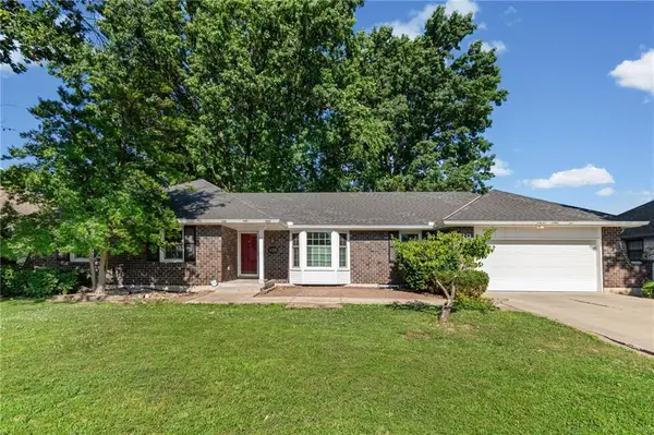 320 SE Westwind Drive, Lee's Summit, MO 64063