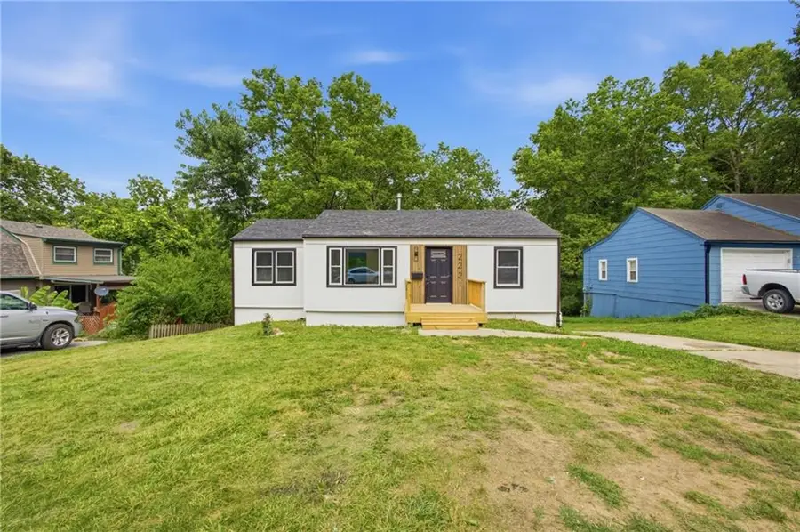 2221 S Hawthorne Avenue, Independence, MO 64052 - #2
