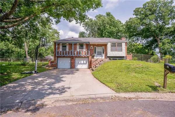 804 NW Arlington Place, Blue Springs, MO 64015