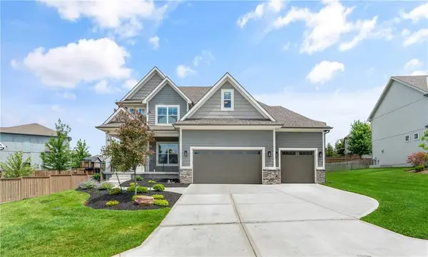 11563 S Montclaire Drive, Olathe, KS 66061
