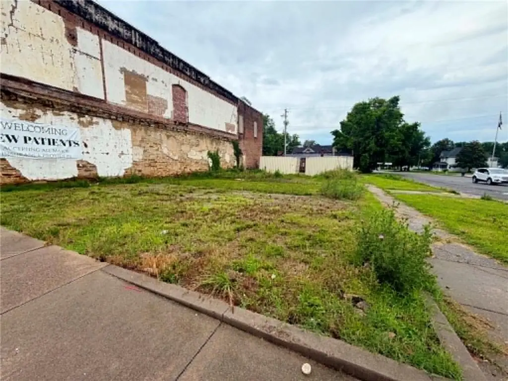 138 W Pine Street, Columbus, KS 66725 - #1