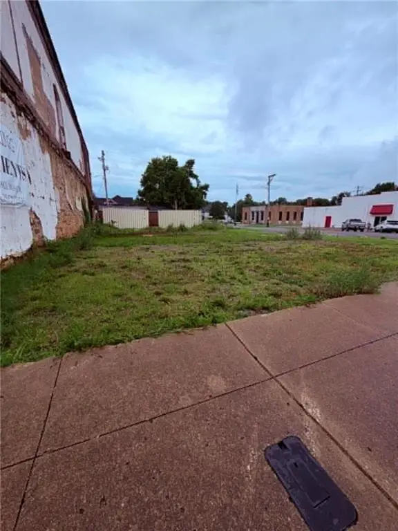 138 W Pine Street, Columbus, KS 66725 - #2
