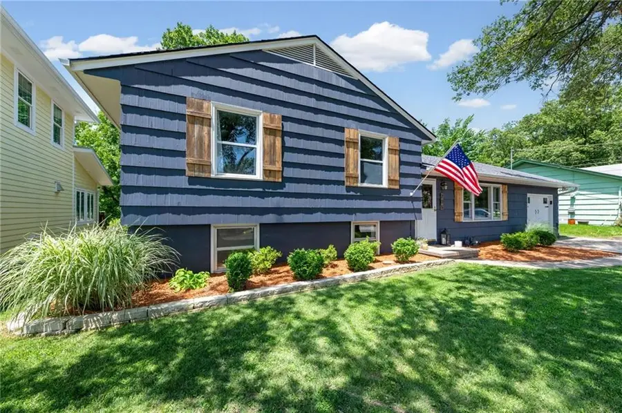 206 NW North Shore Drive, Lake Waukomis, MO 64151 - #2