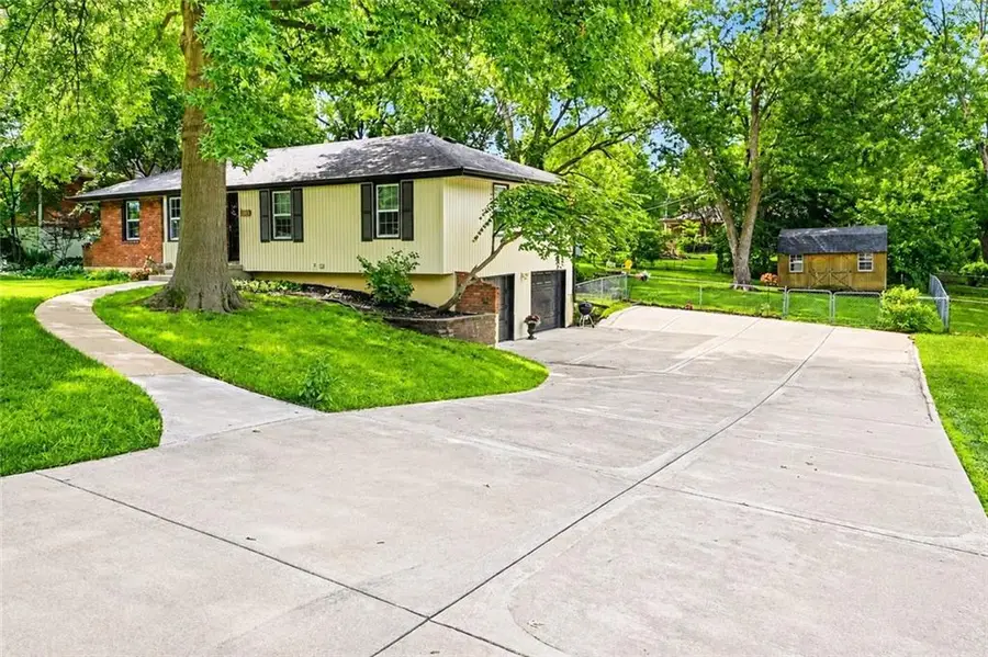 2407 NW 88th Street, Kansas City, MO 64154 - #2