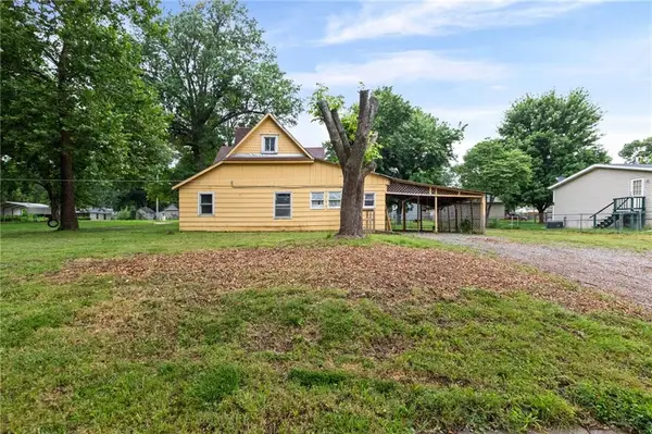 704 N Cherry Street, Ottawa, KS 66067