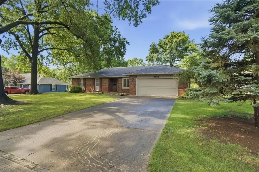 8128 Juniper Drive, Prairie Village, KS 66208 - #2
