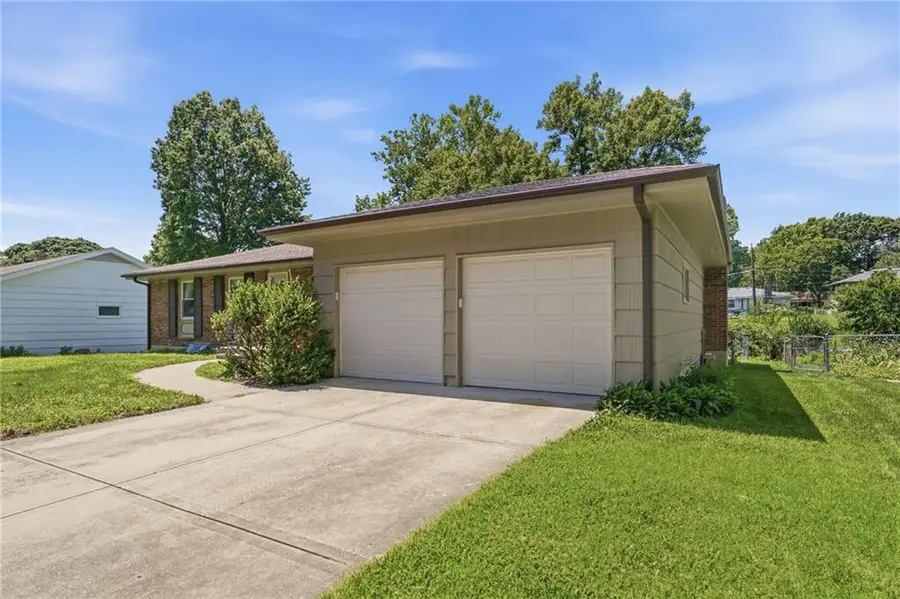 4962 NE Chouteau Drive, Kansas City, MO 64119 - #2