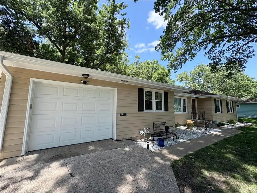 3017 Parkway A Street, Saint Joseph, MO 64507 - #2