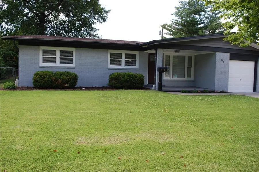 811 S Edgemere Drive, Olathe, KS 66061 - #2