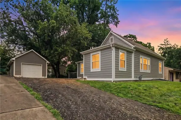 602 4th Street, Weston, MO 64098