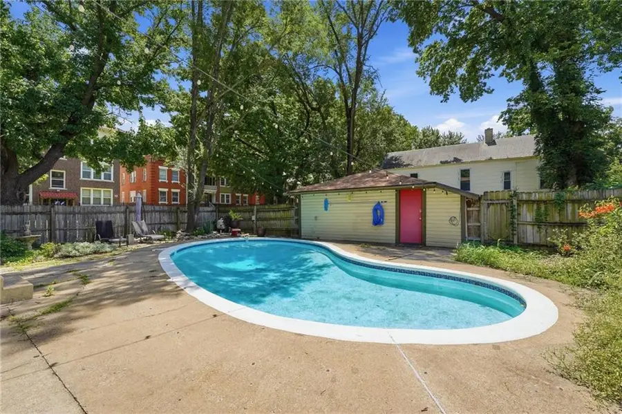 3715 Gladstone Boulevard, Kansas City, MO 64123 - #3