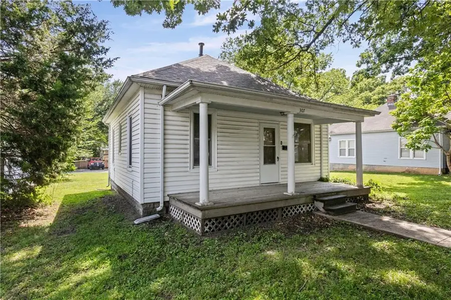 307 E Miami Street, Paola, KS 66071 - #3