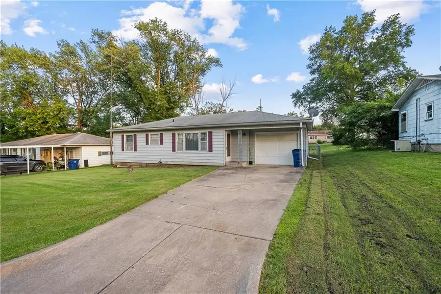 1305 Hibbard Street, Coffeyville, KS 67337 - #2