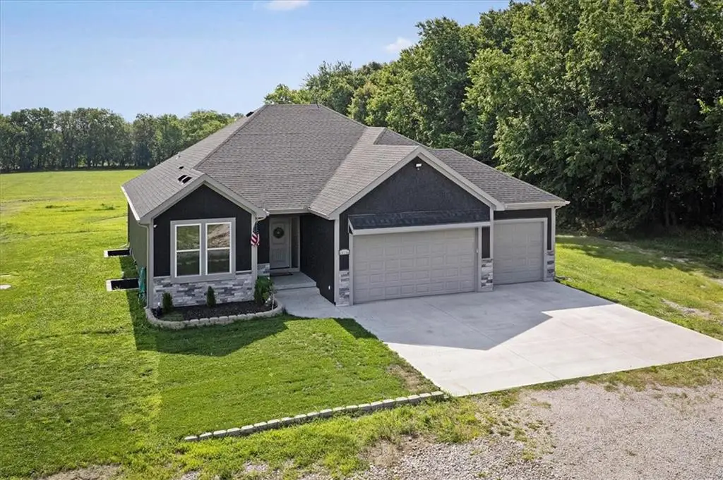 20196 207th Street, Tonganoxie, KS 66086 - #1