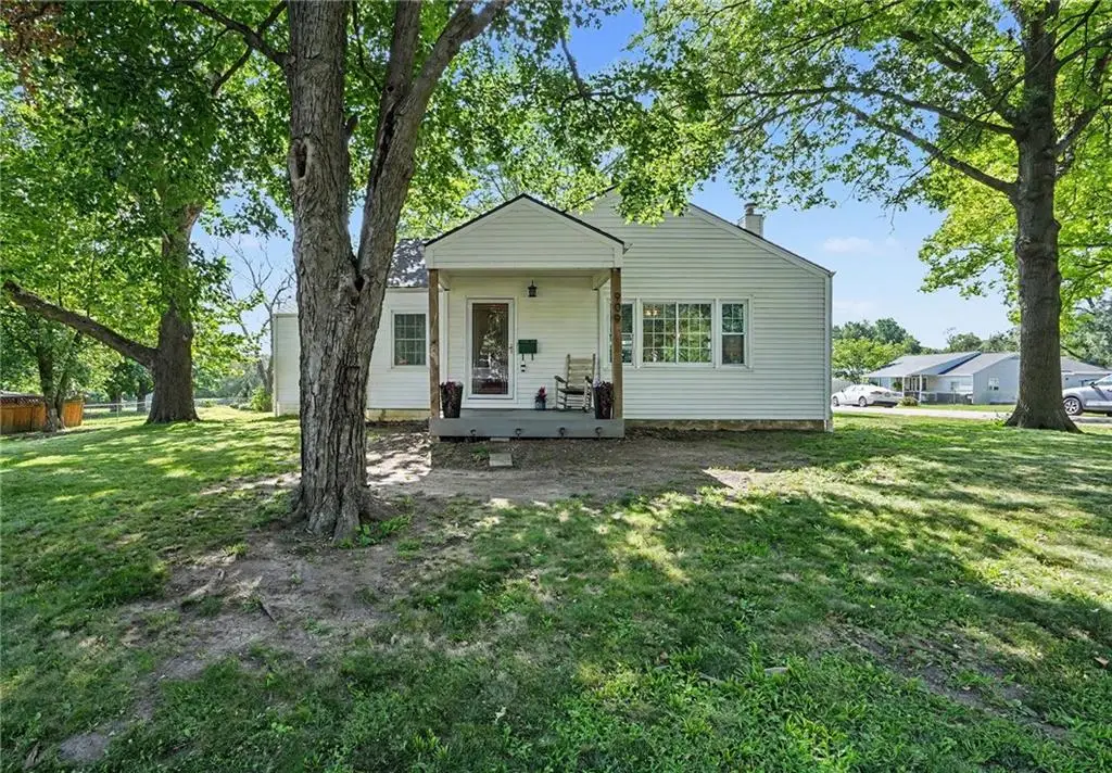 909 Pawnee Drive, Paola, KS 66071 - #1