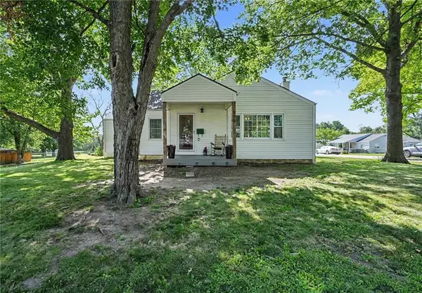 909 Pawnee Drive, Paola, KS 66071