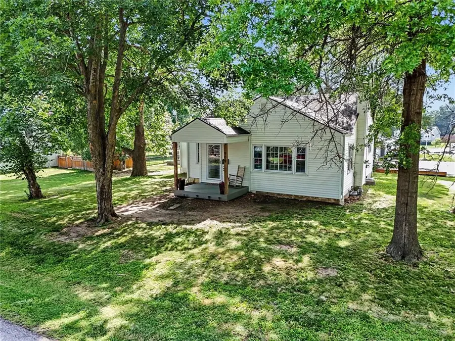 909 Pawnee Drive, Paola, KS 66071 - #3