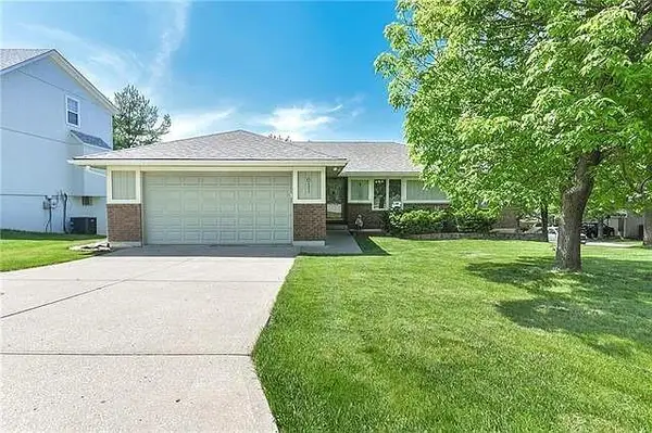 611 NW 42nd Street, Blue Springs, MO 64015