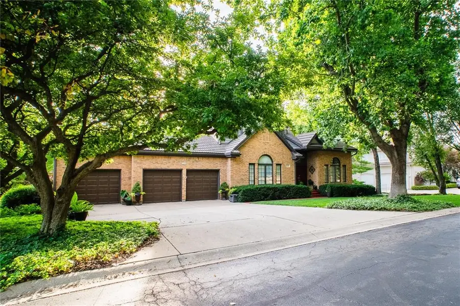 12668 Sherwood Drive, Leawood, KS 66209 - #2