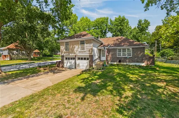 418 SW Sunset Drive, Lee's Summit, MO 64081