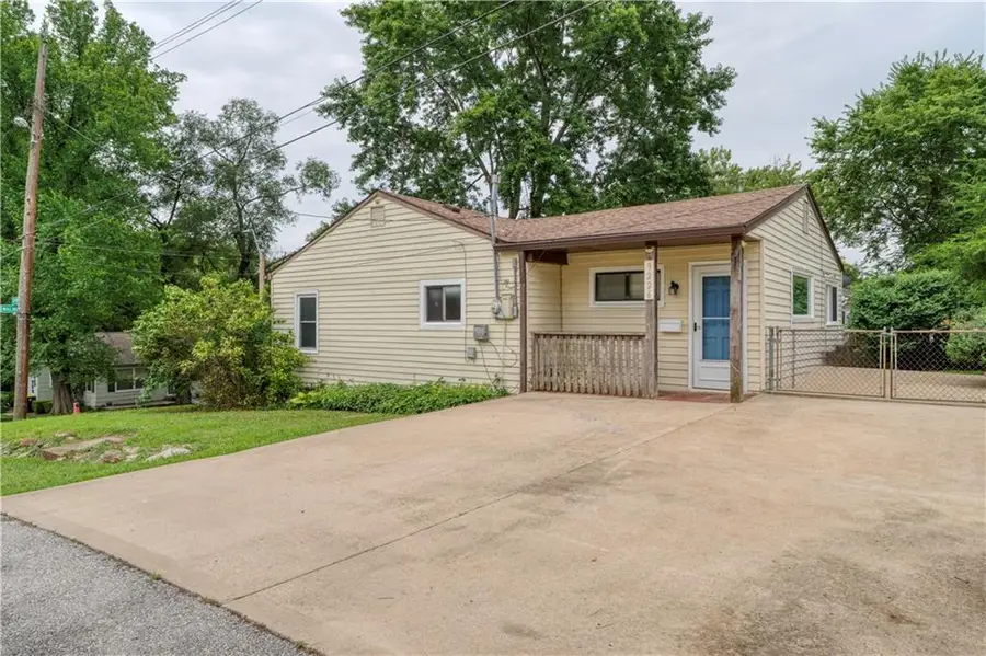9226 Walnut Street, Kansas City, MO 64114 - #2